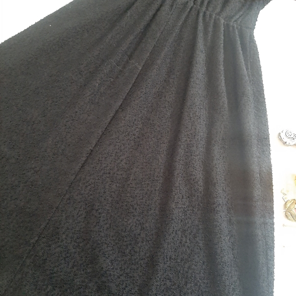 Vintage short sleeved  v-neck black dress with elastic waist - Picture 6 of 9
